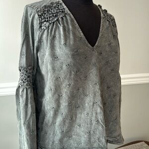 NWT eri & ali from Anthropologie  gray washed bell sleeve top size medium petite